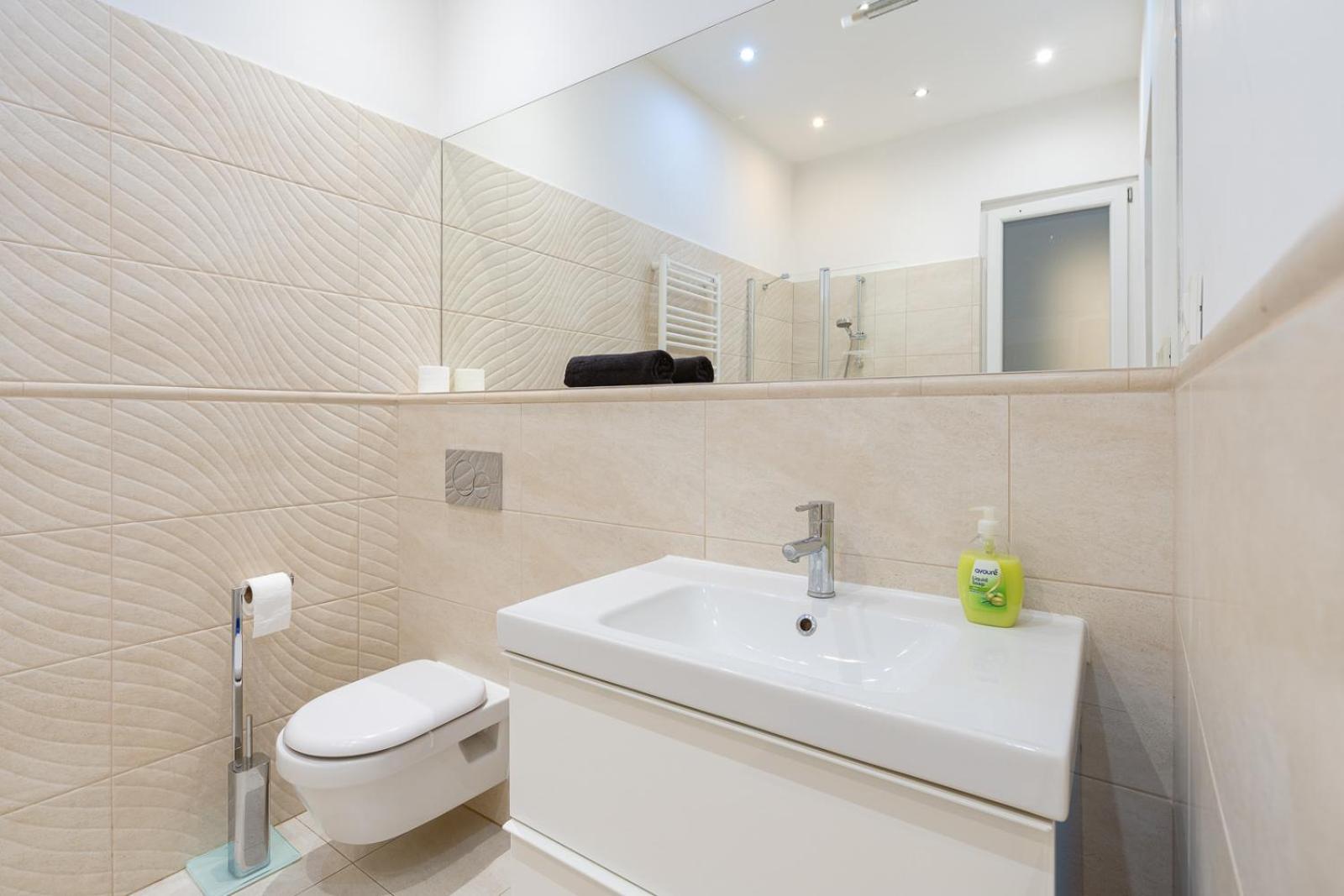 Garys Bright And Spacious Two Bedroom Flat Near Danube Budapest Kültér fotó