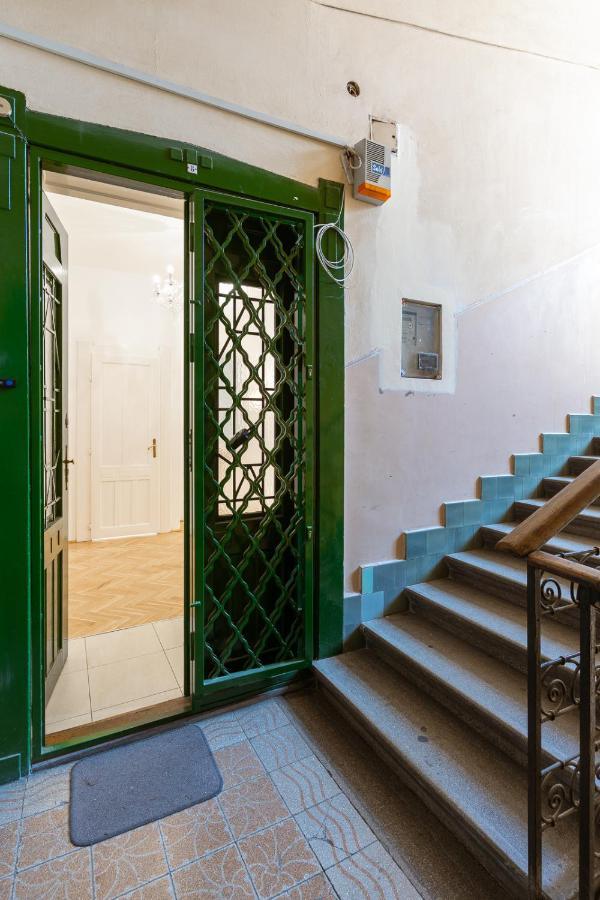 Garys Bright And Spacious Two Bedroom Flat Near Danube Budapest Kültér fotó